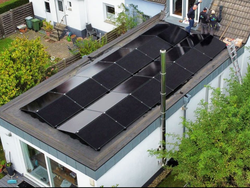 Solcellepaneler i øst-vest på HUBER Solarfix på et flatt tak